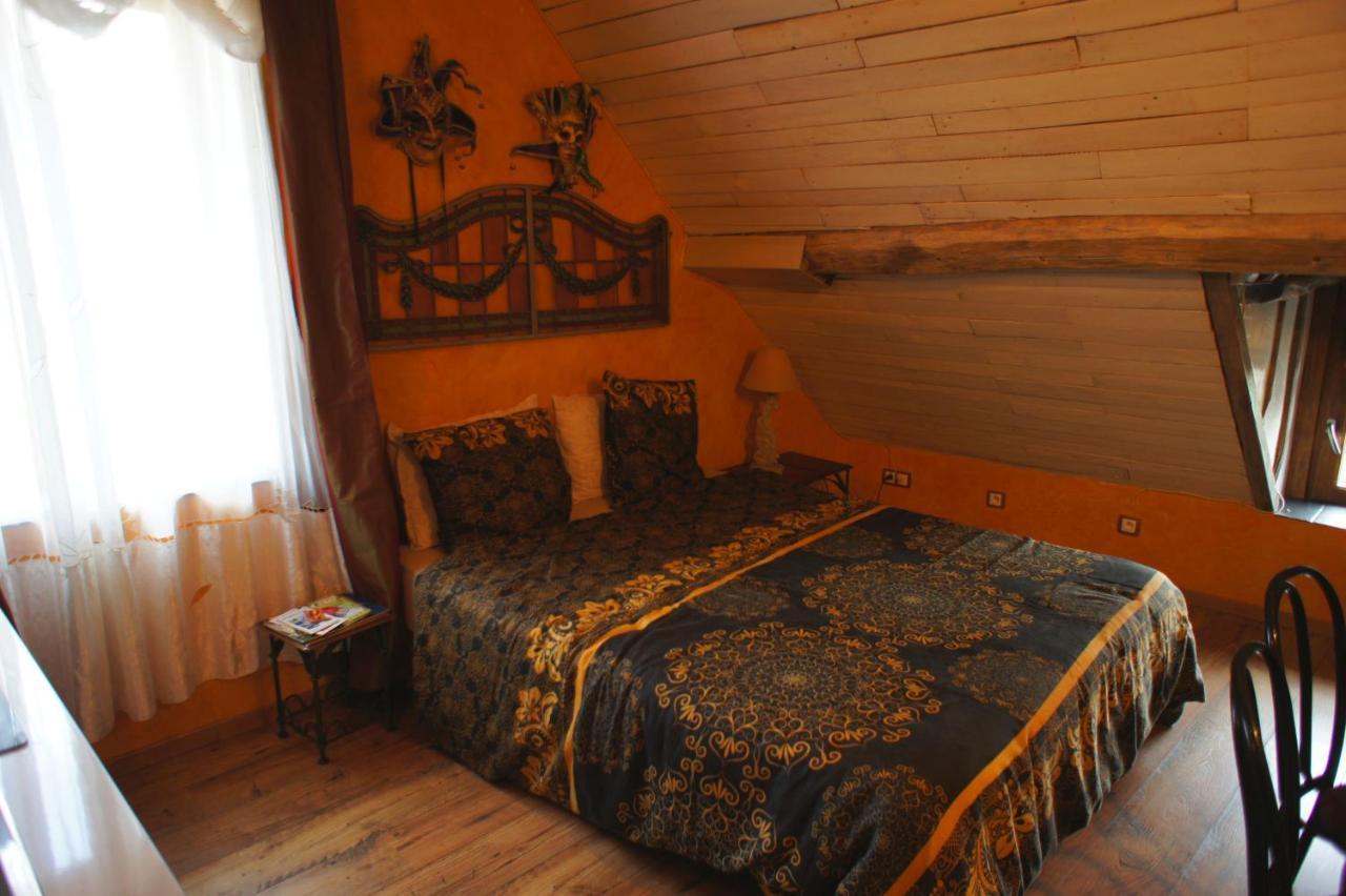 Bed and Breakfast Aux Logis De La Solre Ferrière-la-Petite Esterno foto